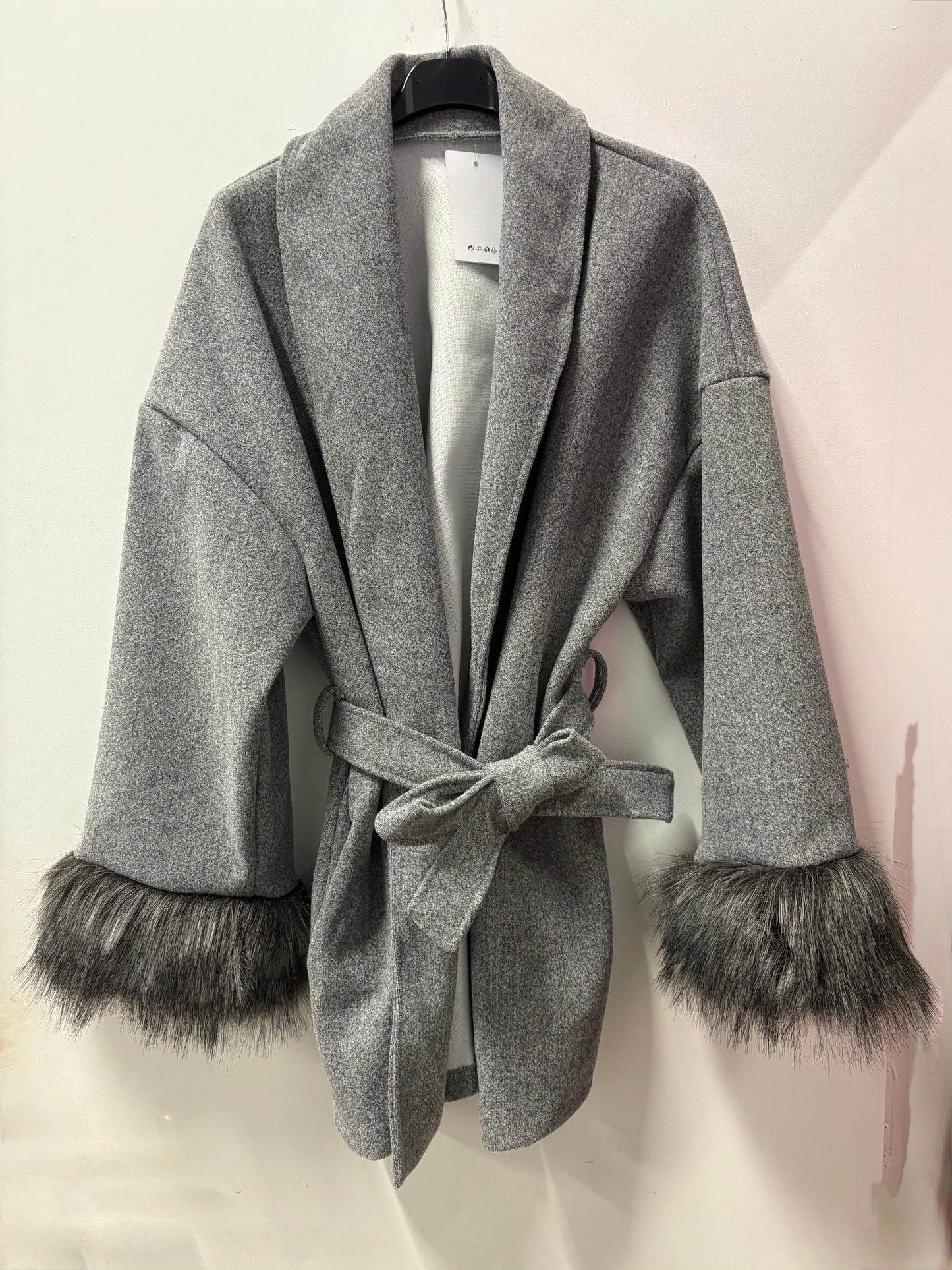 Manteau court avec ceinture en fausse fourrure Martina