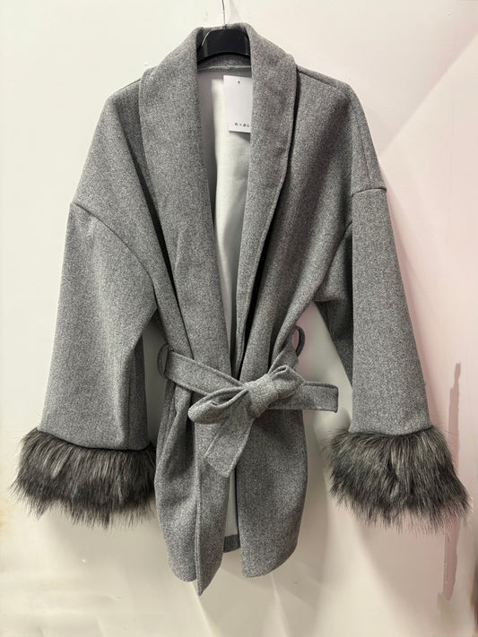 Manteau court avec ceinture en fausse fourrure Martina