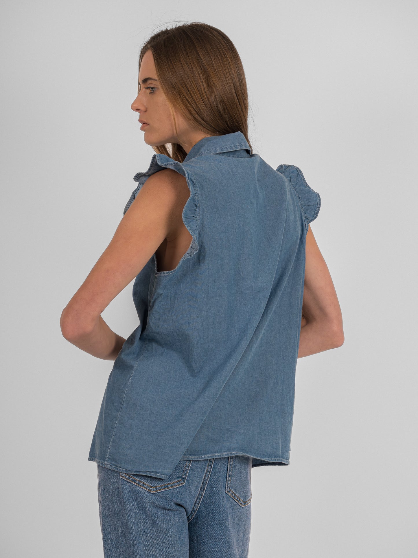 Chemise brodée sans manches avec volants