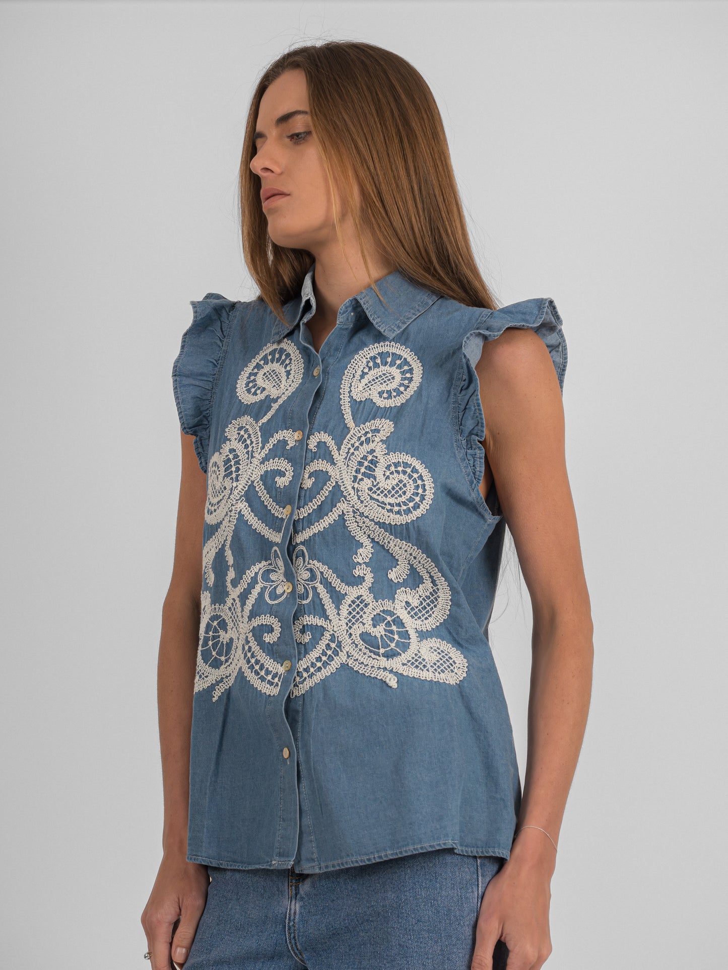 Chemise brodée sans manches avec volants