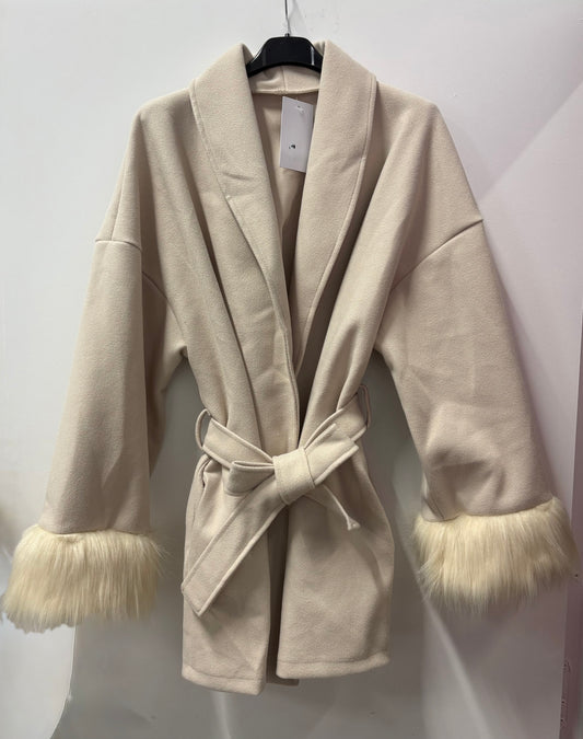 Manteau court avec ceinture en fausse fourrure Martina