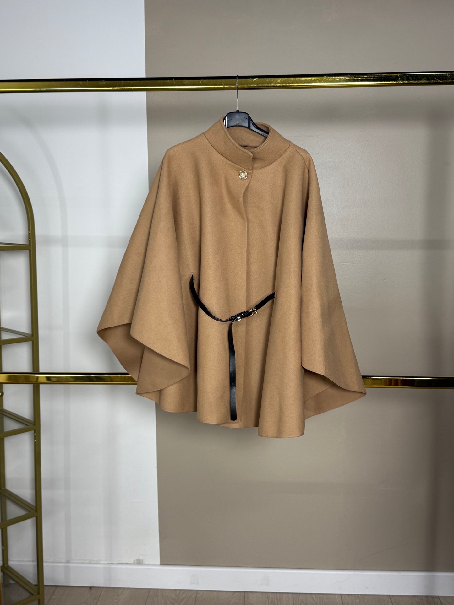 CAPES AVEC CEINTURE DÉTAIL DORÉE